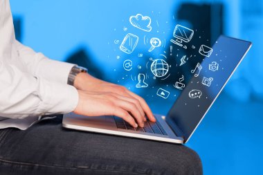 Dizüstü bilgisayarla iletişim medya simgeler yazma el