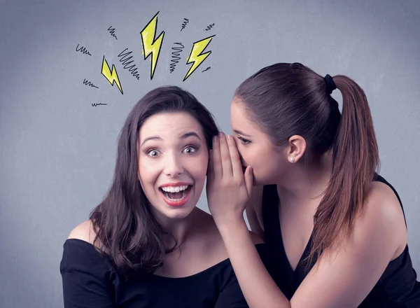 Menina dizendo coisas secretas para sua namorada — Fotografia de Stock