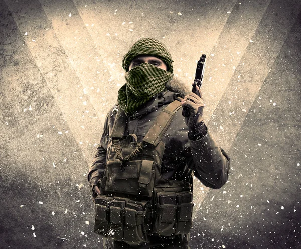 Retrato de un peligroso soldado armado enmascarado con grungy backgro — Foto de Stock