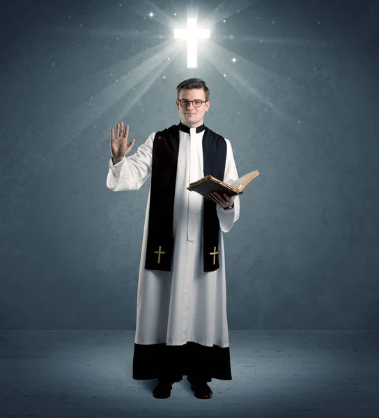 彼の祝福を与えるの若い司祭 — ストック写真