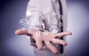 Avuçlarında çizim simgeleri olan bir ofis çalışanı