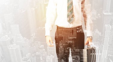 Şehir arka planında sıcak renk örtüsü olan bir iş adamı