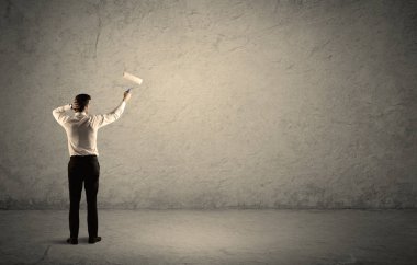 Boş duvarda duran tekerlekli patenci.