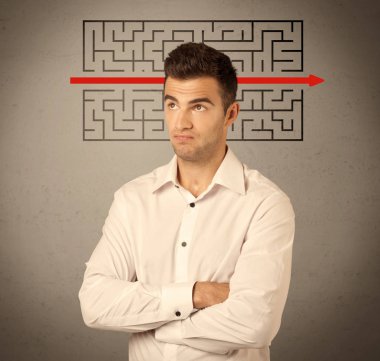 Yakışıklı iş adamı çözme labirent