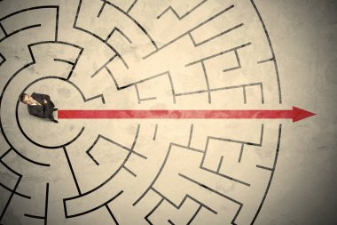 Dairesel bir labirent ortasında duran iş kişi