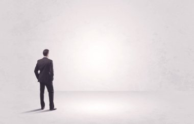 Saf hiçliğin içinde duran bir finans işçisi