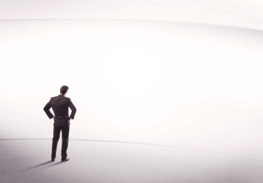 Çantası yerinde duran bir iş adamı.