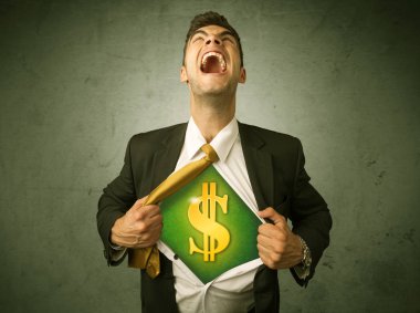 Gömleğini sandığının üstünde dolar işareti olan kapalı yırtılma işadamı