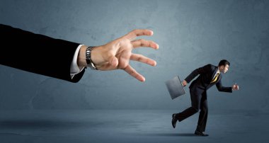 İş adamı büyük bir el kavramından kaçıyor.
