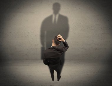 İş adamı büyük gölge kavramına bakıyor
