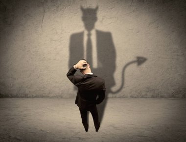 Satıcı kendi şeytani gölgesiyle yüzleşiyor.