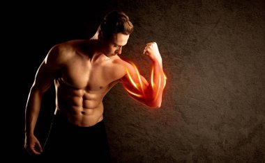 Formda vücut geliştirici, kırmızı kas konseptiyle ağırlık kaldırıyor.