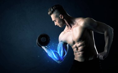 Formda sporcu mavi kas ışığı konseptiyle ağırlık kaldırıyor