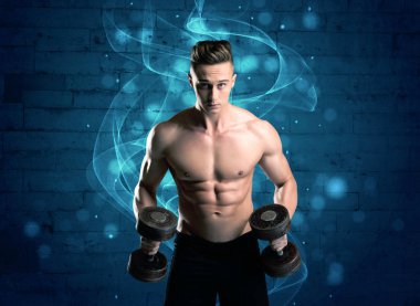 Çekici güçlü fitness adamı ağırlık kaldırıyor.