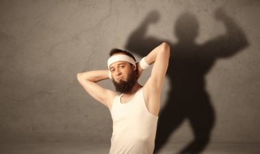 Kaslı gölgesi olan zayıf bir adam.