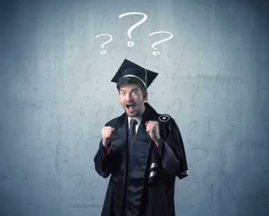 Soru işaretleri çizilmiş genç mezun.