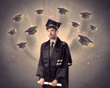 Birçok uçan şapkayla üniversite mezunu.