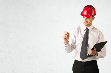 Boşlukta çizim yapan genç mimar