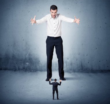 Öfkeli büyük iş adamı küçük adama lokma atıyor.