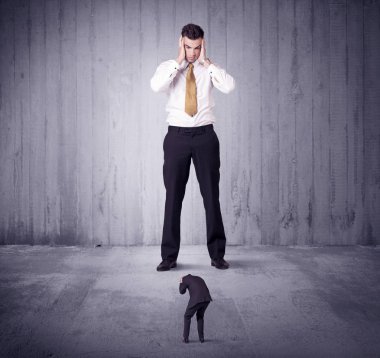 Büyük patron küçük iş adamına lokma atıyor.