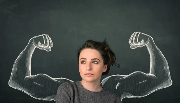 Женщина с набросками сильных и мускулистых рук — стоковое фото