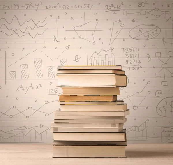 Uma pilha de livros com fórmulas matemáticas escritas em estilo doodle — Fotografia de Stock