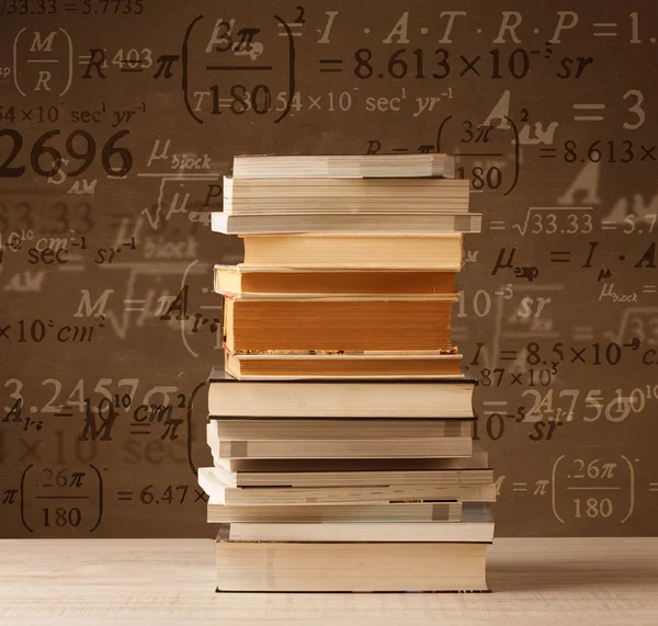 Bücher über Vintage-Hintergrund mit mathematischen Formeln — Stockfoto