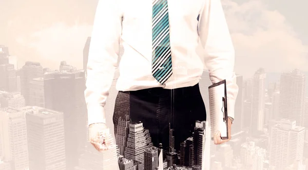 Hombre de negocios guapo con superposición paisaje urbano — Foto de Stock