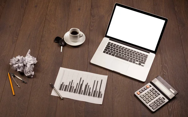 Business skrivbord med kontorsmateriel och modern laptop vit backg — Stockfoto