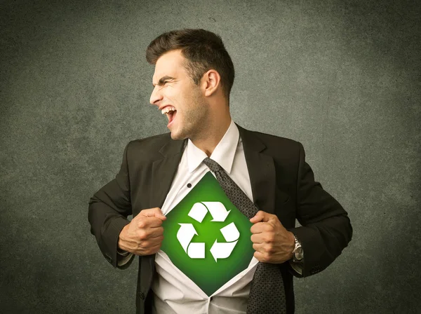 Enviromentalist homem de negócios rasgando fora camisa com sinal de reciclagem — Fotografia de Stock