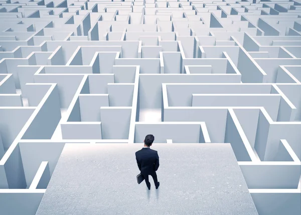 Uomo d'affari che fissa labirinto infinito — Foto Stock