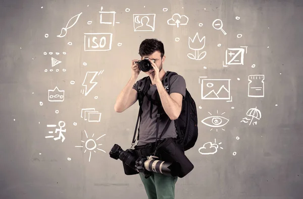 Fotógrafo aprendiendo a usar cámara — Foto de Stock