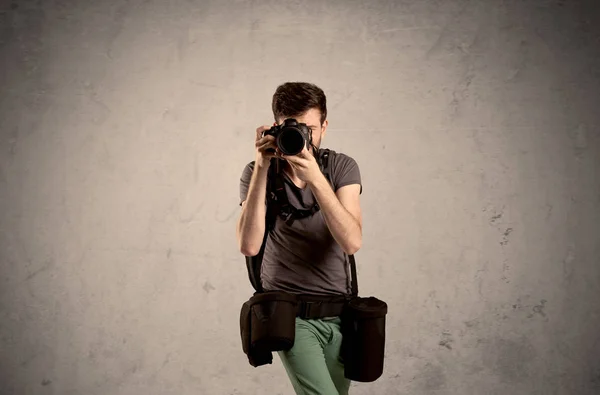 Фотограф-хобби держит камеру — стоковое фото