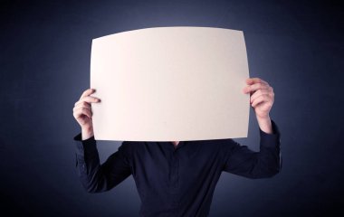 Boş kağıt tutan iş adamı