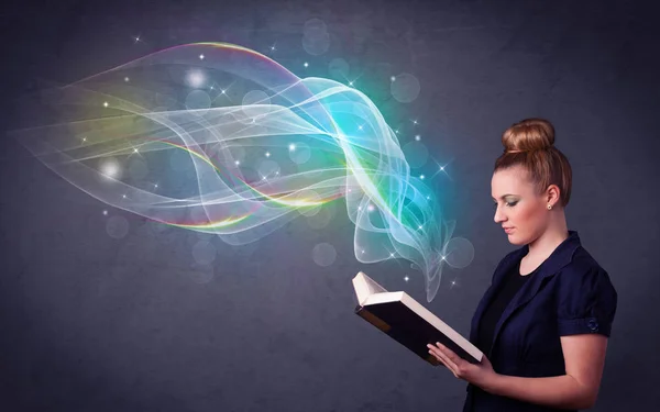 Jonge dame houdt boek met golven — Stockfoto