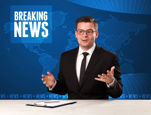 Television presenter in front telling breaking news with blue mo — Stock Photo, Image