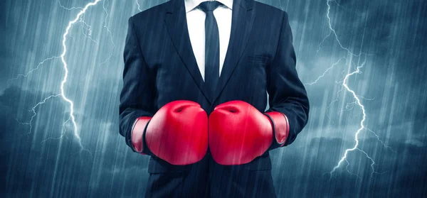 Empresario boxeando bajo la lluvia — Foto de Stock