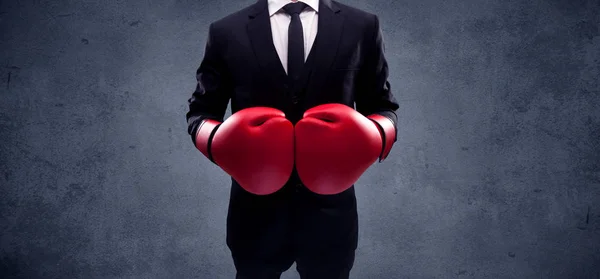 Боксерський бізнесмен з рукавичками червоного боксу — стокове фото