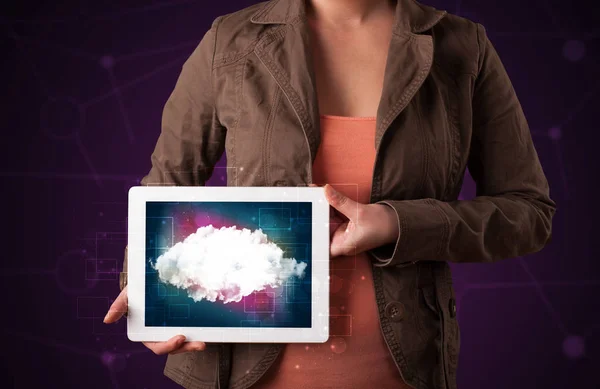 Femme tenant tablette avec graphique nuage — Photo