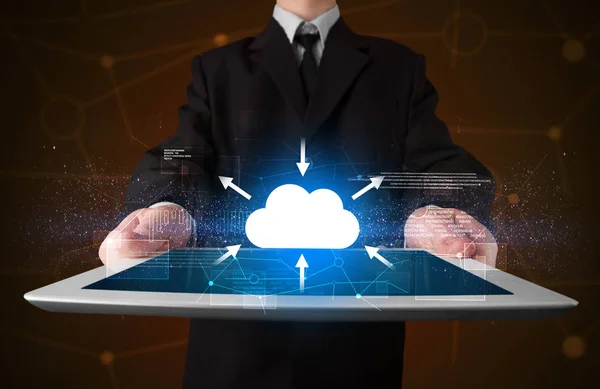 Бізнесмен тримає планшет з хмарною піктограмою — стокове фото