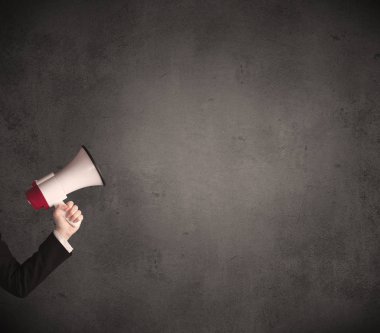 Düz arka plan üzerinde megafon