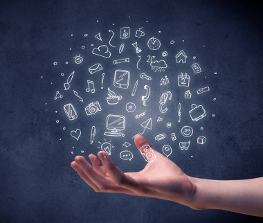 Karışık çizimler tutan el