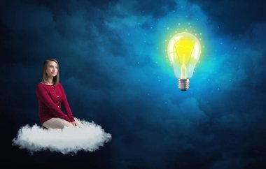 Bir bulut tanımak büyük ampul, üzerinde oturan kadın
