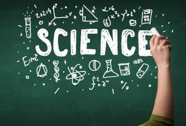 Olgun bilim adamı gemide çizim yapıyor.