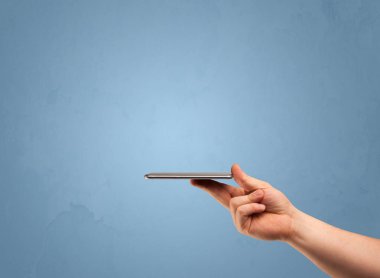 Telefon aygıtı profilden tutuluyor
