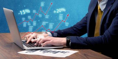 Satıcı dizüstü bilgisayarla grafikle çalışıyor.