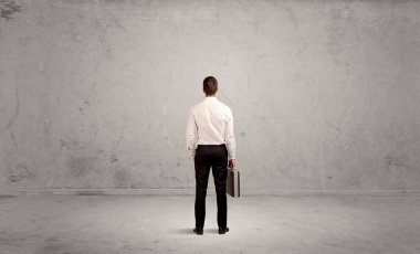 İş adamı boş kentsel alanda kayboldu