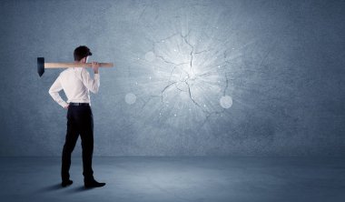 İşadamı çekiçle duvara çarpıyor.