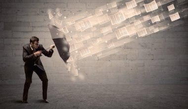 İş adamı ile şemsiye kağıtları rüzgara karşı koruma