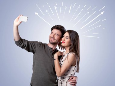 Oklarla selfie çeken sevimli bir çift.